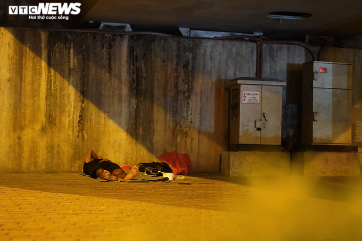 Mất việc phải ngủ gầm cầu, những mảnh đời lao động không còn chốn dung thân - 5