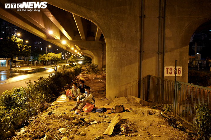 Mất việc phải ngủ gầm cầu, những mảnh đời lao động không còn chốn dung thân - 6
