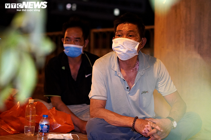 Mất việc phải ngủ gầm cầu, những mảnh đời lao động không còn chốn dung thân - 9