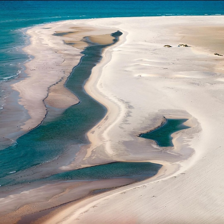 Du hí hòn đảo kỳ lạ nhất hành tinh, mỗi bước chân như lạc vào thế giới khác - 7