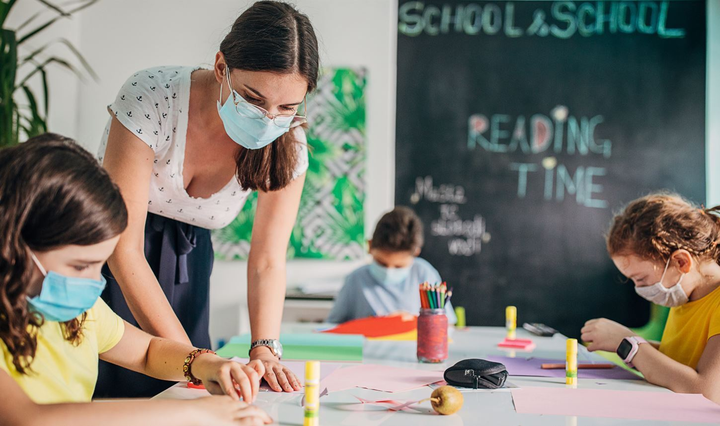 Chỉ vì đeo khẩu trang, giáo viên Mỹ bị phụ huynh hành hung - 1