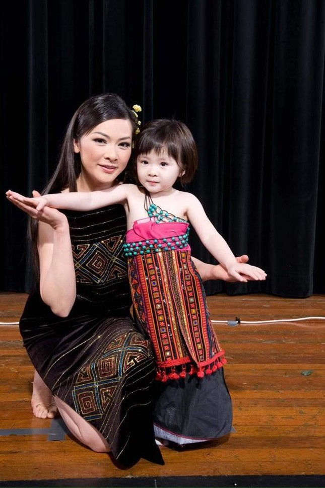 Con gái xinh đẹp, hát hay của ca sĩ hải ngoại Như Quỳnh - 1