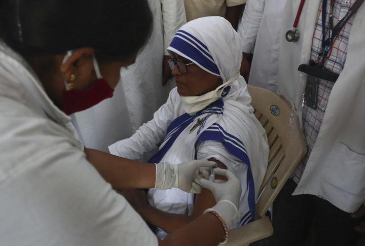 Nhật Bản ghi nhận ca mắc COVID-19 kỷ lục, hơn 25.000 ca trong ngày - 1