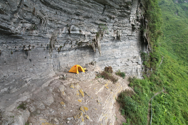 Đường chinh phục ‘Vách đá thần’ trên đỉnh núi Cô Tiên hớp hồn dân du lịch - 8