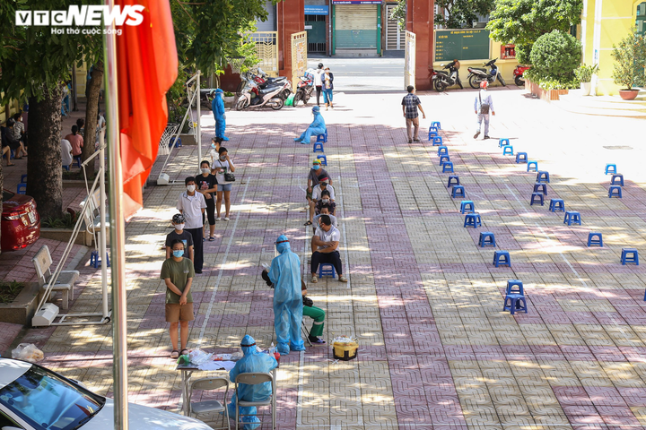 Ảnh: Nhân viên xét nghiệm kiệt sức, ngồi bệt xuống đất sau nhiều giờ truy vết F0 - 1