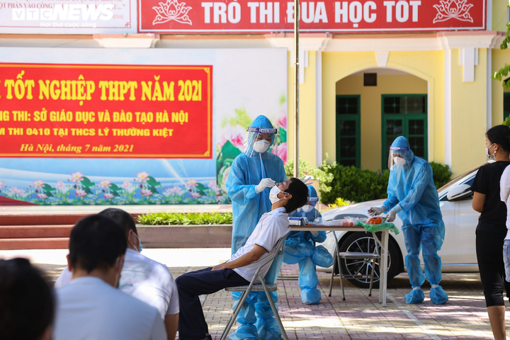 Ảnh: Nhân viên xét nghiệm kiệt sức, ngồi bệt xuống đất sau nhiều giờ truy vết F0 - 4