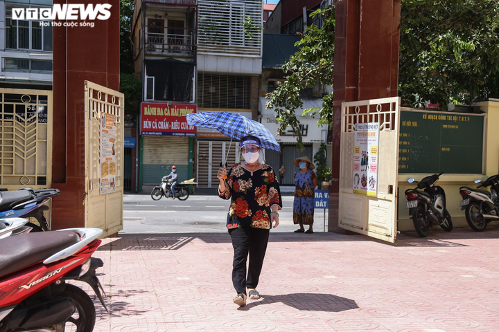 Ảnh: Nhân viên xét nghiệm kiệt sức, ngồi bệt xuống đất sau nhiều giờ truy vết F0 - 5