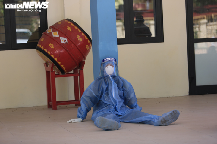 Ảnh: Nhân viên xét nghiệm kiệt sức, ngồi bệt xuống đất sau nhiều giờ truy vết F0 - 7
