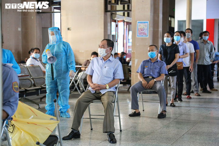 Ảnh: Nhân viên xét nghiệm kiệt sức, ngồi bệt xuống đất sau nhiều giờ truy vết F0 - 11