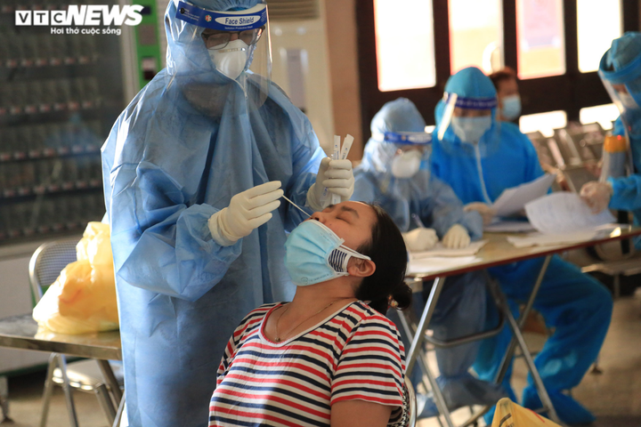 Ảnh: Nhân viên xét nghiệm kiệt sức, ngồi bệt xuống đất sau nhiều giờ truy vết F0 - 13