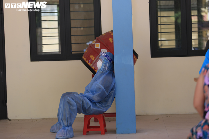 Ảnh: Nhân viên xét nghiệm kiệt sức, ngồi bệt xuống đất sau nhiều giờ truy vết F0 - 8