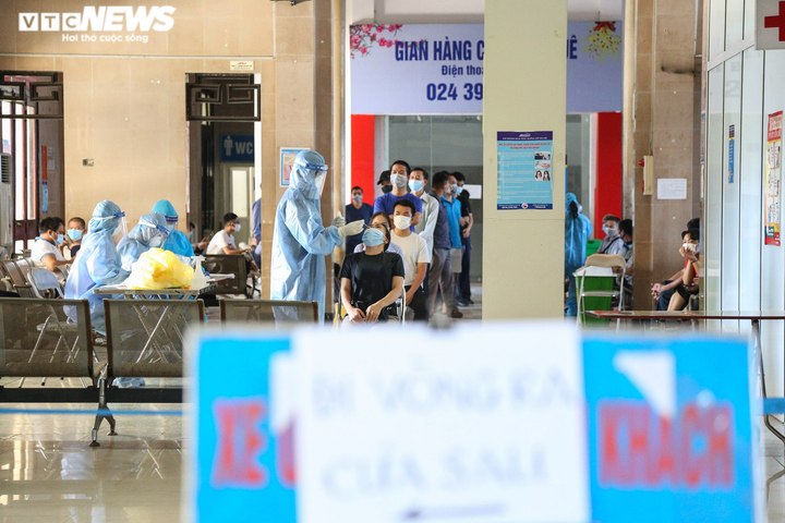 Ảnh: Nhân viên xét nghiệm kiệt sức, ngồi bệt xuống đất sau nhiều giờ truy vết F0 - 12