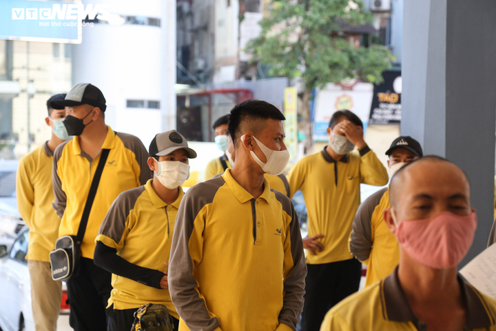 Ảnh: Nhân viên xét nghiệm kiệt sức, ngồi bệt xuống đất sau nhiều giờ truy vết F0 - 9