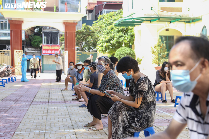 Ảnh: Nhân viên xét nghiệm kiệt sức, ngồi bệt xuống đất sau nhiều giờ truy vết F0 - 2