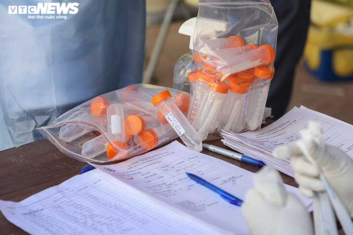 Ảnh: Nhân viên xét nghiệm kiệt sức, ngồi bệt xuống đất sau nhiều giờ truy vết F0 - 14