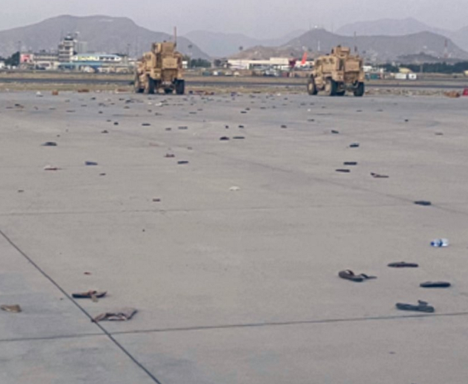 Bức ảnh giày dép bị bỏ lại ở sân bay Kabul gây sốc - 1