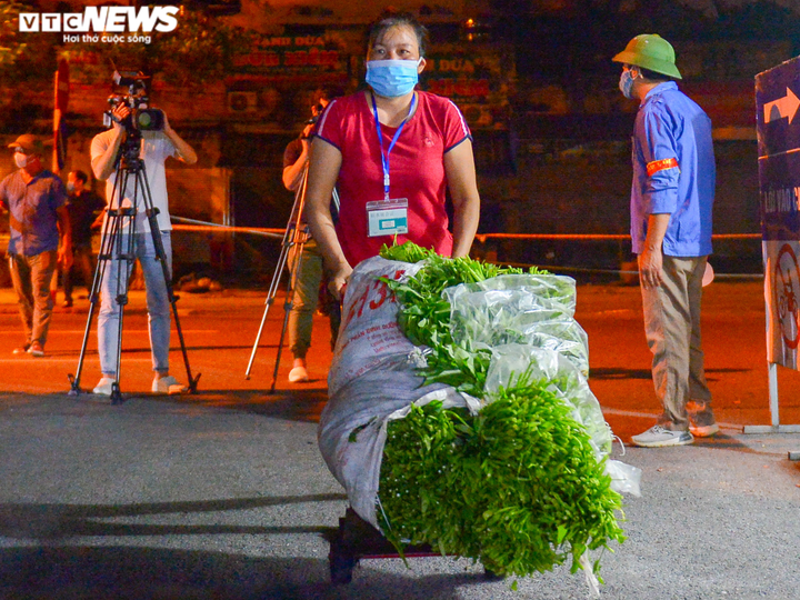 Hà Nội: Chợ đầu mối phía Nam ngày đầu tiên mở cửa trở lại sau phong toả - 11