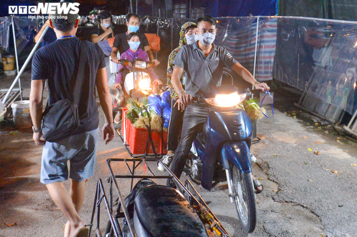 Hà Nội: Chợ đầu mối phía Nam ngày đầu tiên mở cửa trở lại sau phong toả - 8