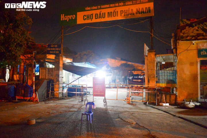 Hà Nội: Chợ đầu mối phía Nam ngày đầu tiên mở cửa trở lại sau phong toả - 1