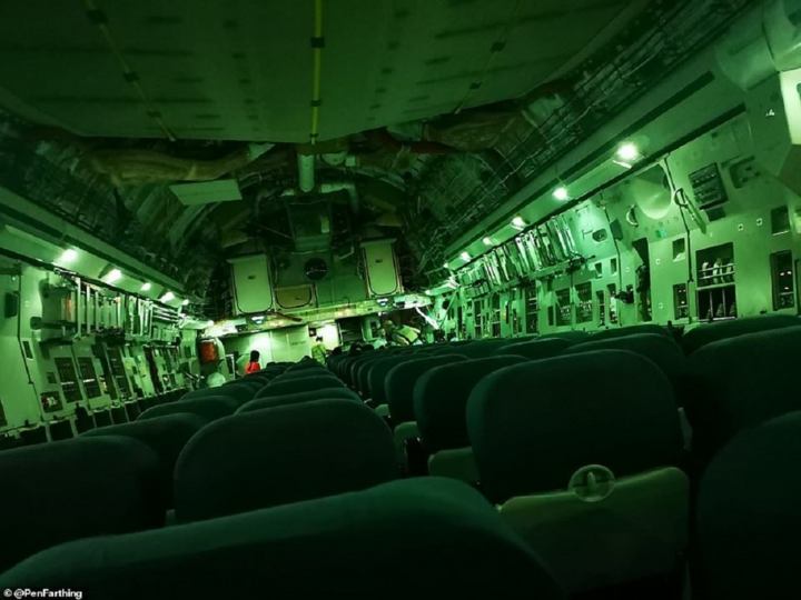 Máy bay sơ tán trở về từ Afghanistan trống không người - 1
