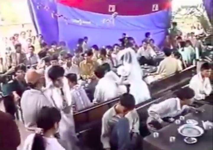Clip hiếm về đám cưới những năm ‘một ngàn chín trăm hồi đó’ thu hút dân mạng - 1