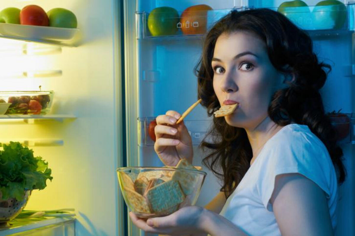 13 lý do khiến bạn luôn đói dù ở nhà cả ngày - 1
