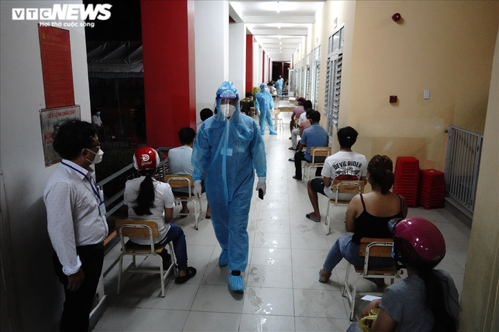 Ảnh: Người TP.HCM đội mưa đi tiêm vaccine Sinopharm trong đêm - 4