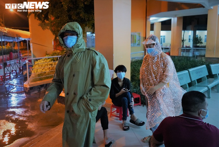 Ảnh: Người TP.HCM đội mưa đi tiêm vaccine Sinopharm trong đêm - 2