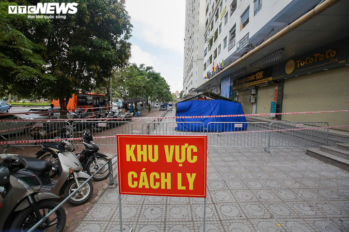 Hà Nội: Cận cảnh chuyến xe đưa F0 và F1 ở ổ dịch HH4C Linh Đàm đi cách ly - 13