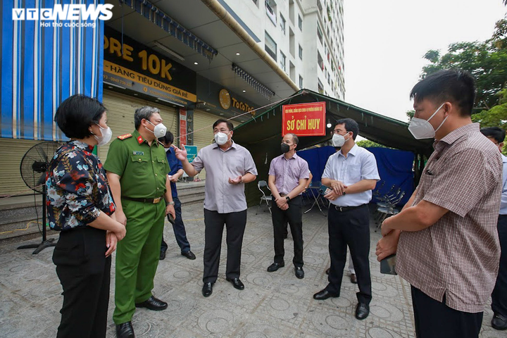 Hà Nội: Cận cảnh chuyến xe đưa F0 và F1 ở ổ dịch HH4C Linh Đàm đi cách ly - 11