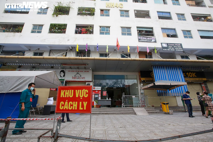 Hà Nội: Cận cảnh chuyến xe đưa F0 và F1 ở ổ dịch HH4C Linh Đàm đi cách ly - 12