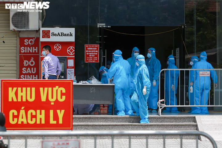 Hà Nội: Cận cảnh chuyến xe đưa F0 và F1 ở ổ dịch HH4C Linh Đàm đi cách ly - 10