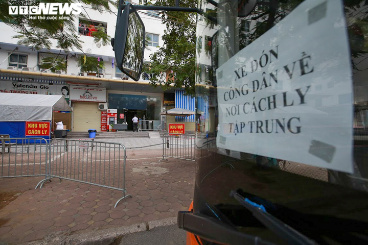 Hà Nội: Cận cảnh chuyến xe đưa F0 và F1 ở ổ dịch HH4C Linh Đàm đi cách ly - 3