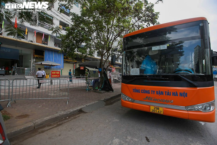 Hà Nội: Cận cảnh chuyến xe đưa F0 và F1 ở ổ dịch HH4C Linh Đàm đi cách ly - 2