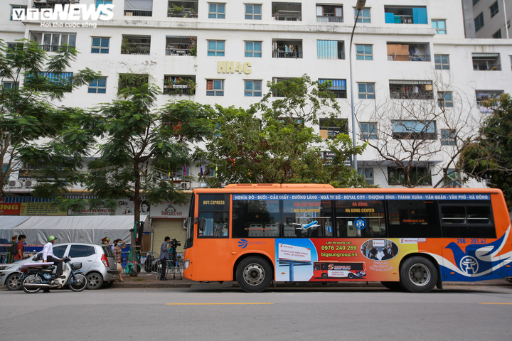 Hà Nội: Cận cảnh chuyến xe đưa F0 và F1 ở ổ dịch HH4C Linh Đàm đi cách ly - 1