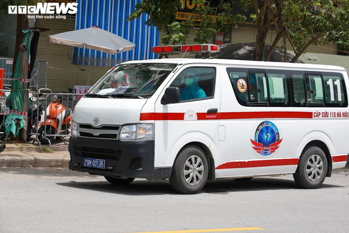 Hà Nội: Cận cảnh chuyến xe đưa F0 và F1 ở ổ dịch HH4C Linh Đàm đi cách ly - 7