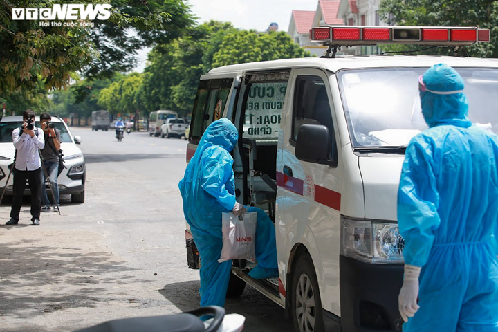 Hà Nội: Cận cảnh chuyến xe đưa F0 và F1 ở ổ dịch HH4C Linh Đàm đi cách ly - 6