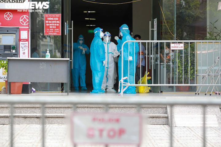 Hà Nội: Cận cảnh chuyến xe đưa F0 và F1 ở ổ dịch HH4C Linh Đàm đi cách ly - 4