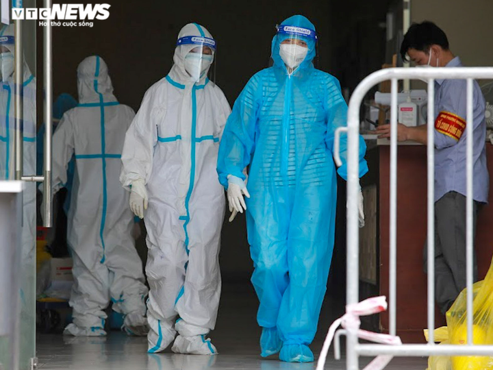 Hà Nội: Cận cảnh chuyến xe đưa F0 và F1 ở ổ dịch HH4C Linh Đàm đi cách ly - 5