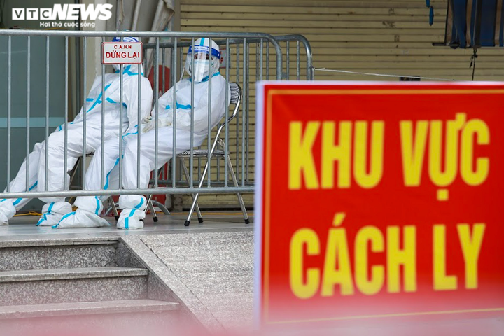 Hà Nội: Cận cảnh chuyến xe đưa F0 và F1 ở ổ dịch HH4C Linh Đàm đi cách ly - 9