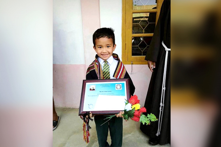 Lỡ tông gà con, bé trai nức nở cầm tiền lẻ đưa gà vào viện xin bác sĩ cứu chữa - 2