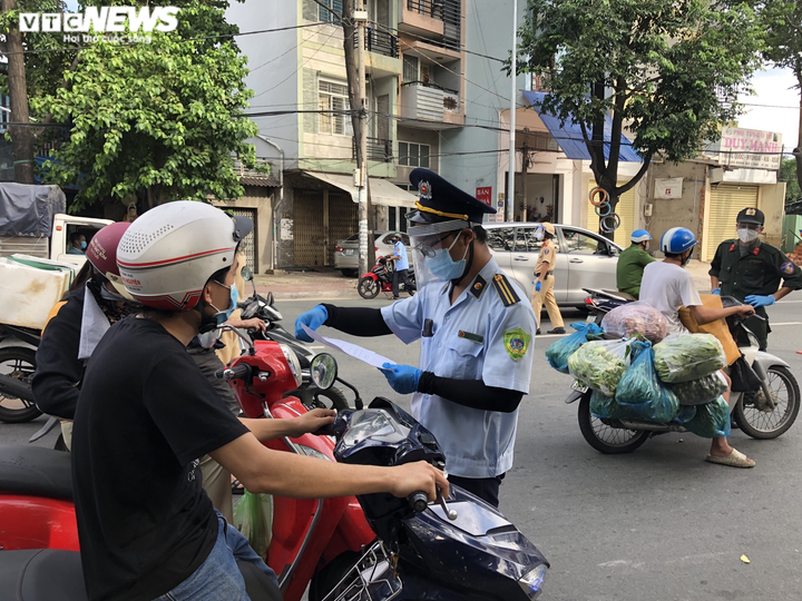 Đề xuất công chức TP.HCM mặc áo đồng phục có logo nhận diện khi ra đường - 1