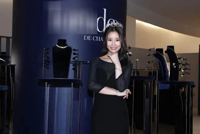  Lâm Tâm Như bị 'soi' khi liên tục lấy tay che bụng 