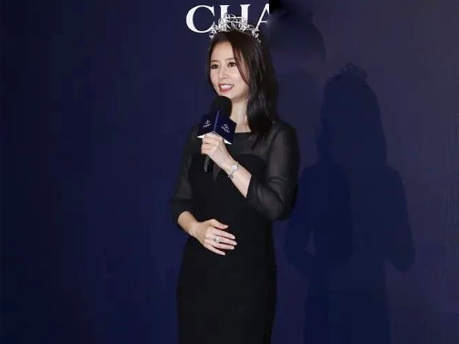  Lâm Tâm Như bị 'soi' khi liên tục lấy tay che bụng 