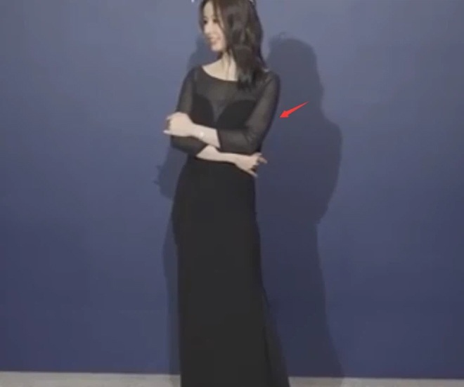  Lâm Tâm Như bị 'soi' khi liên tục lấy tay che bụng 