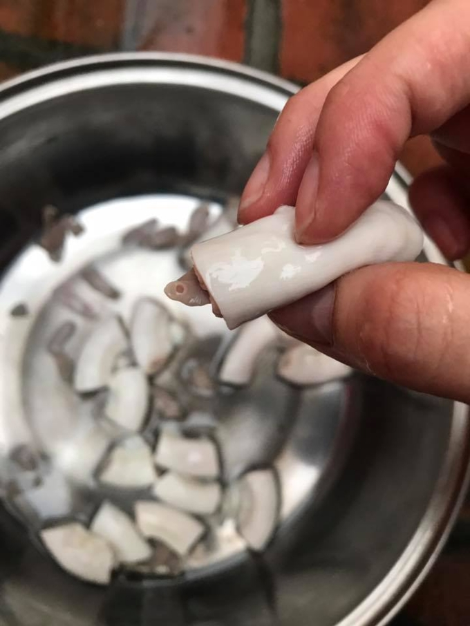 Tá hỏa phát hiện 'con kỳ quái' trong lòng lợn, cô gái bỗng bị dân mạng mỉa mai - 1