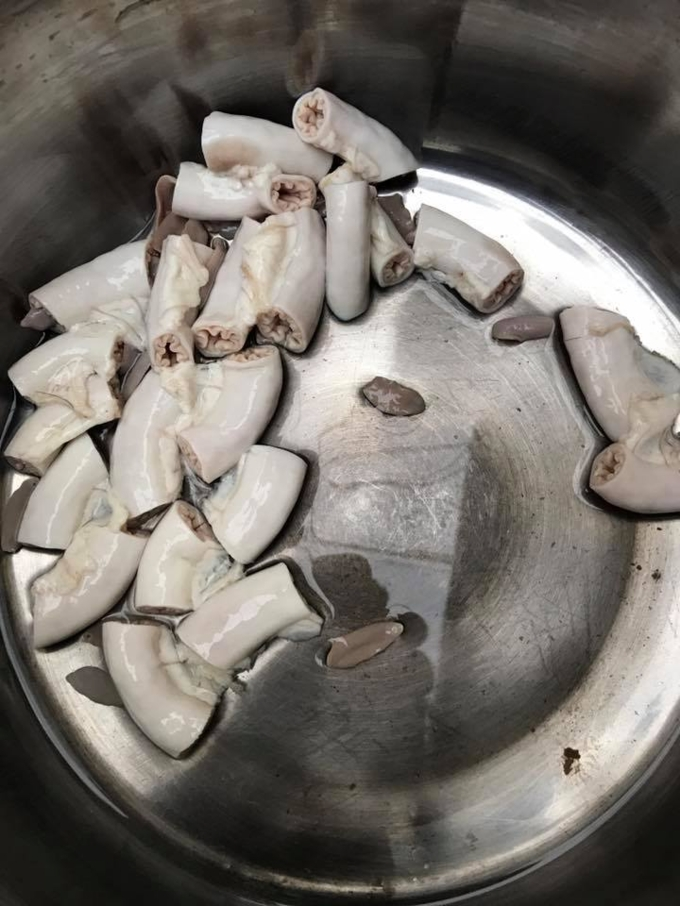 Tá hỏa phát hiện 'con kỳ quái' trong lòng lợn, cô gái bỗng bị dân mạng mỉa mai - 2