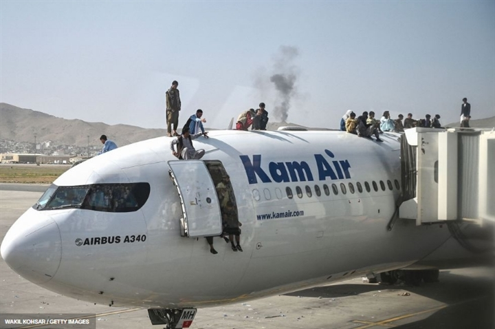 Nỗi tuyệt vọng bên ngoài sân bay Kabul - 1
