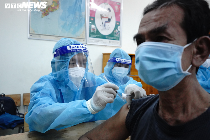 Ảnh: Người TP.HCM đội mưa đi tiêm vaccine Sinopharm trong đêm - 8