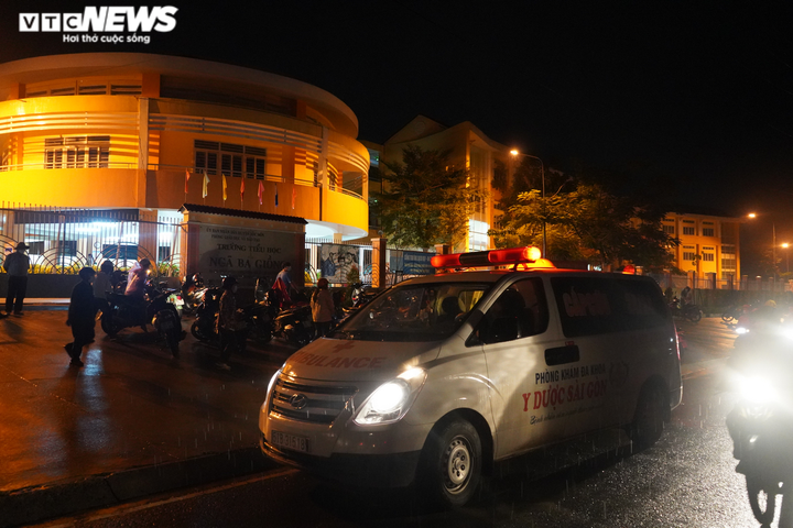 Ảnh: Người TP.HCM đội mưa đi tiêm vaccine Sinopharm trong đêm - 7